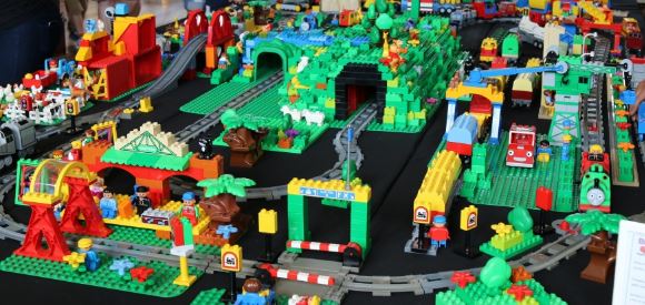 Brickvention-2015-Giant-Duplo-City.jpg