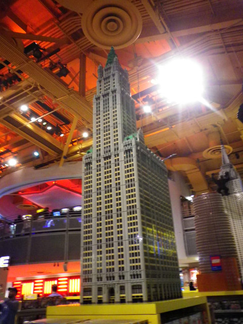 Le Woolworth Building avec une hauteur de 241 mètres réel. Il comporte 57 étages. Il a nécessité 784 heures pour sa création en LEGO et 188 160 bricks. C’est celui qui a le plus de bricks et d’heures de tous les bâtiments cite precedement et il doit faire aux alentours de 3 mètres de hauteurs minimum je pense.
