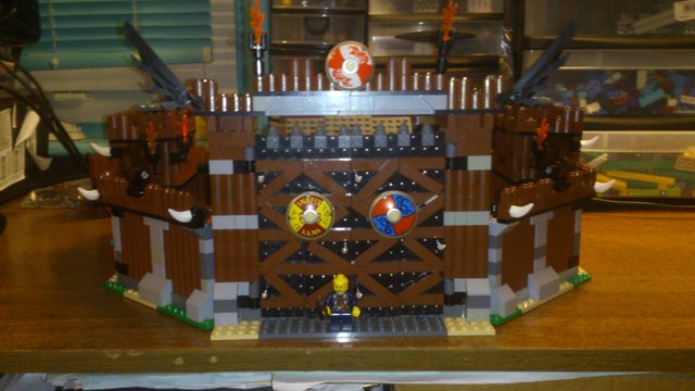 DSC_0842.jpg (459.51 Kio) Vu 4868 fois la porte du Hall Viking.