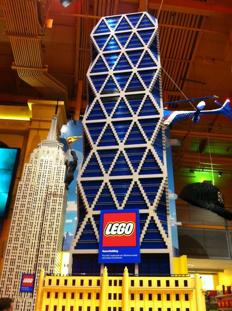 The Hearst Building, La tour mesure 182 mètres, comporte 46 étages. Sa construction en LEGO a nécessité 248 heures pour sa création et 59  520  bricks.